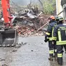 I vigili del fuoco durante le immediate operazioni subito dopo la frana. Foto Petrussi