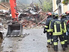 I vigili del fuoco durante le immediate operazioni subito dopo la frana. Foto Petrussi