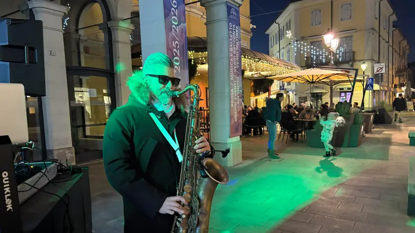 Un concerto organizzato davanti al teatro Verdi Foto Marega