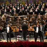 L’orchestra e il coro del Verdi durante un concerto di San Silvestro