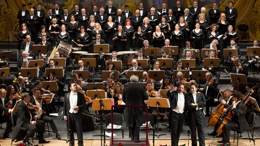 L’orchestra e il coro del Verdi durante un concerto di San Silvestro