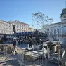 Gli operai al lavoro ieri in piazza Unità d’Italia per l’allestimento del palco di San Silvestro Foto Andrea Lasorte