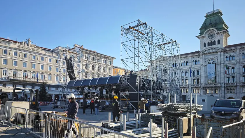 Gli operai al lavoro ieri in piazza Unità d’Italia per l’allestimento del palco di San Silvestro Foto Andrea Lasorte