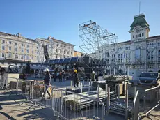 Gli operai al lavoro ieri in piazza Unità d’Italia per l’allestimento del palco di San Silvestro Foto Andrea Lasorte