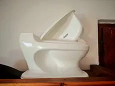 Il wc donato al Circolo velico di Duino da un anonimo