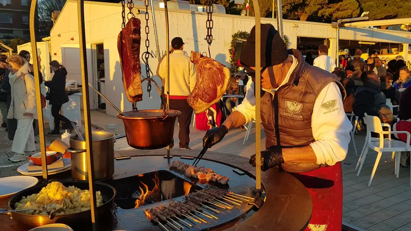 I visitatori, la casetta dei gadget e l’angolo cottura nel perimetro della Winter Season, la spiaggia invernale promossa in questi giorni a Grado dalla Git