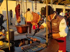 I visitatori, la casetta dei gadget e l’angolo cottura nel perimetro della Winter Season, la spiaggia invernale promossa in questi giorni a Grado dalla Git