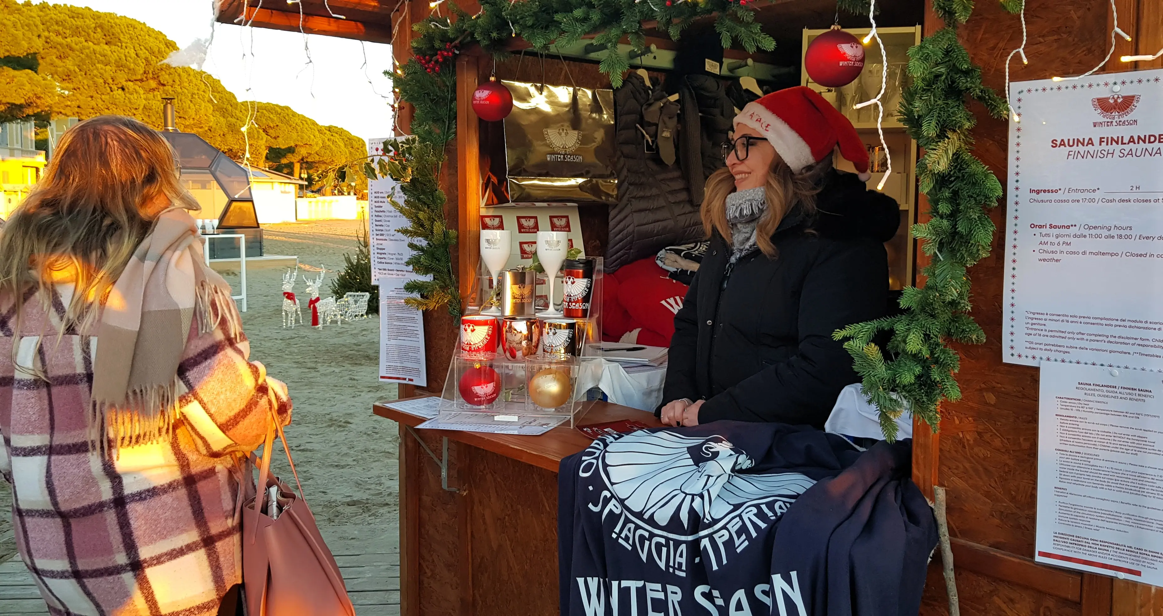 I visitatori, la casetta dei gadget e l’angolo cottura nel perimetro della Winter Season, la spiaggia invernale promossa in questi giorni a Grado dalla Git