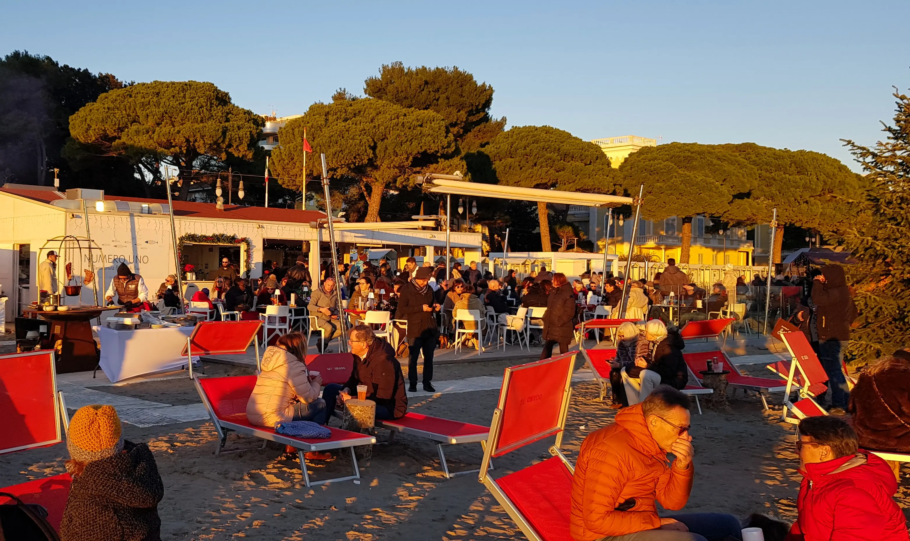 I visitatori, la casetta dei gadget e l’angolo cottura nel perimetro della Winter Season, la spiaggia invernale promossa in questi giorni a Grado dalla Git