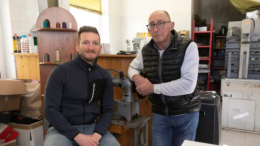 Francesco Progenia con il figlio Piero al lavoro nella bottega