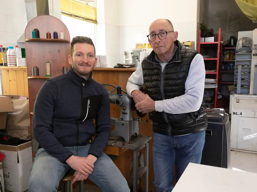 Francesco Progenia con il figlio Piero al lavoro nella bottega