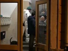Gli investigatori nella palazzina di via Machlig 16 dove è stato trovato il cadavere di Granieri. Foto Bruni