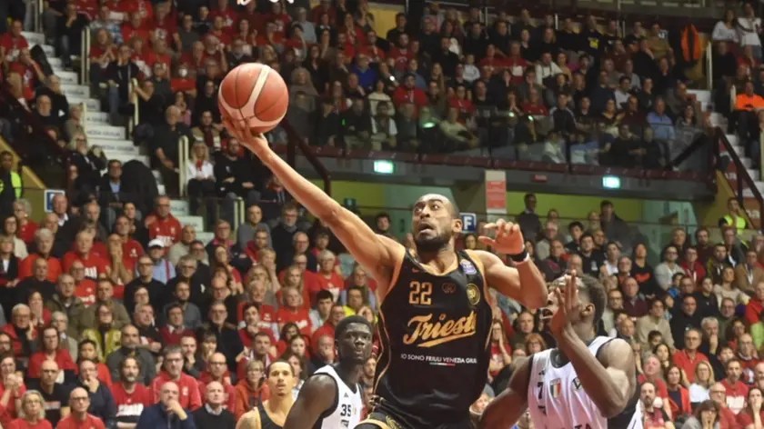 Al PalaRubini Trieste - Virtus Bologna: Brown. Fotoservizio Bruni