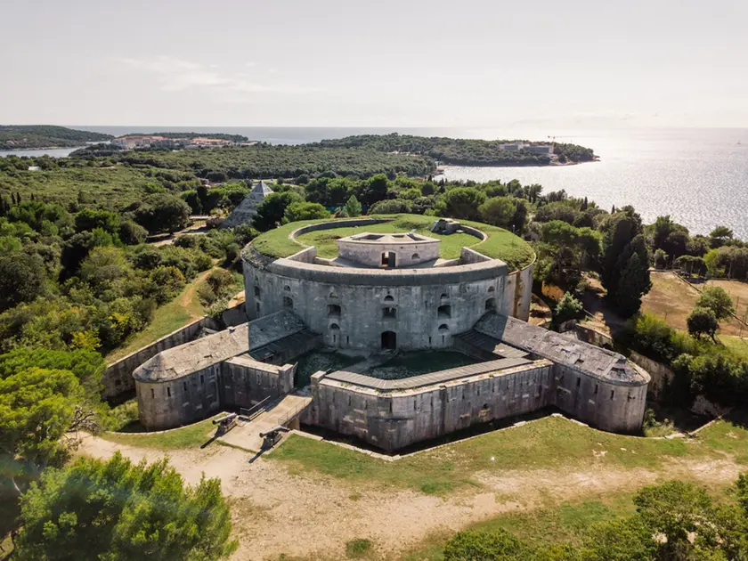 Una veduta di Fort Bourguignon dall’alto (pulafortcenter.com)