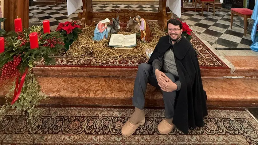 Anderson Felipe Peruzzo de Carvalho in chiesa: ha scoperto i Costumi bisiachi sul web durante il Covid