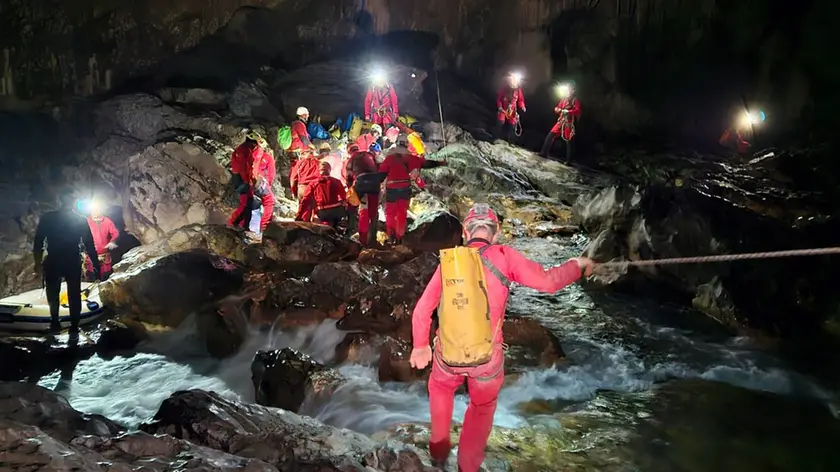 Le operazioni di soccorso nella grotta (immagine del Soccorso Speleologico sloveno "Jamarska Reševalna Služba")