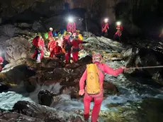 Le operazioni di soccorso nella grotta (immagine del Soccorso Speleologico sloveno "Jamarska Reševalna Služba")