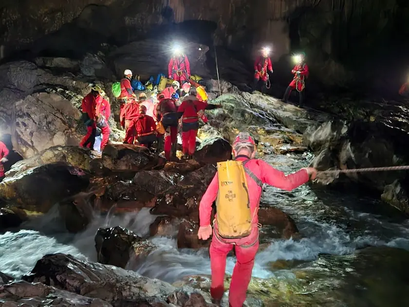 Le operazioni di soccorso nella grotta (immagine del Soccorso Speleologico sloveno "Jamarska Reševalna Služba")
