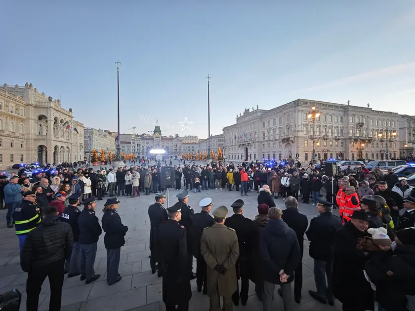 Gli auguri di buon anno in piazza Unità (Lasorte)