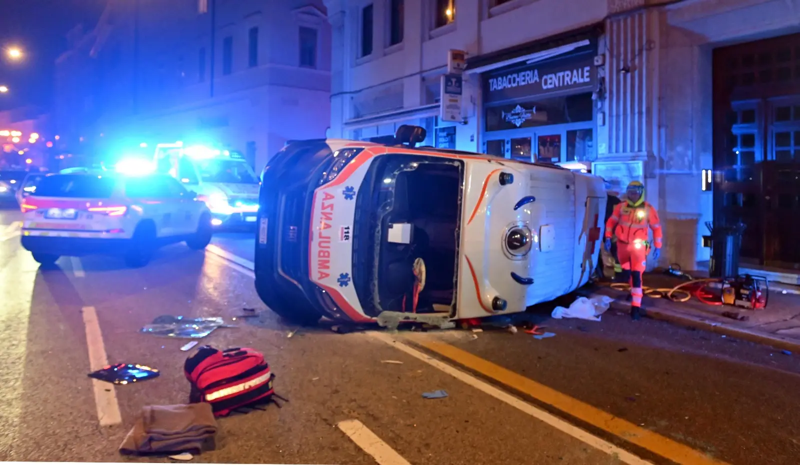 L'ambulanza cappottata in via Carducci (Bruni)