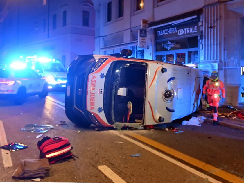 L'ambulanza cappottata in via Carducci (Bruni)