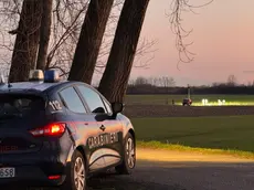 Gli investigatori sul luogo in cui è stato rinvenuto il corpo del giovane, in un campo del Comune di Mira