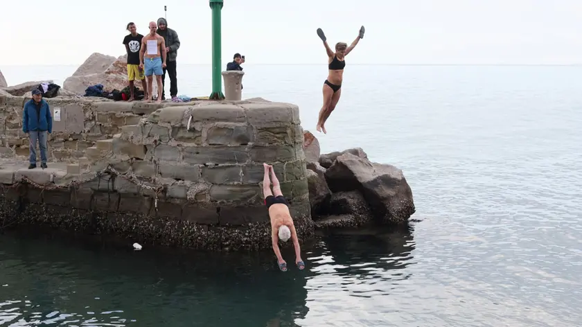 Il tradizionale tuffo di inizio anno (Lasorte)