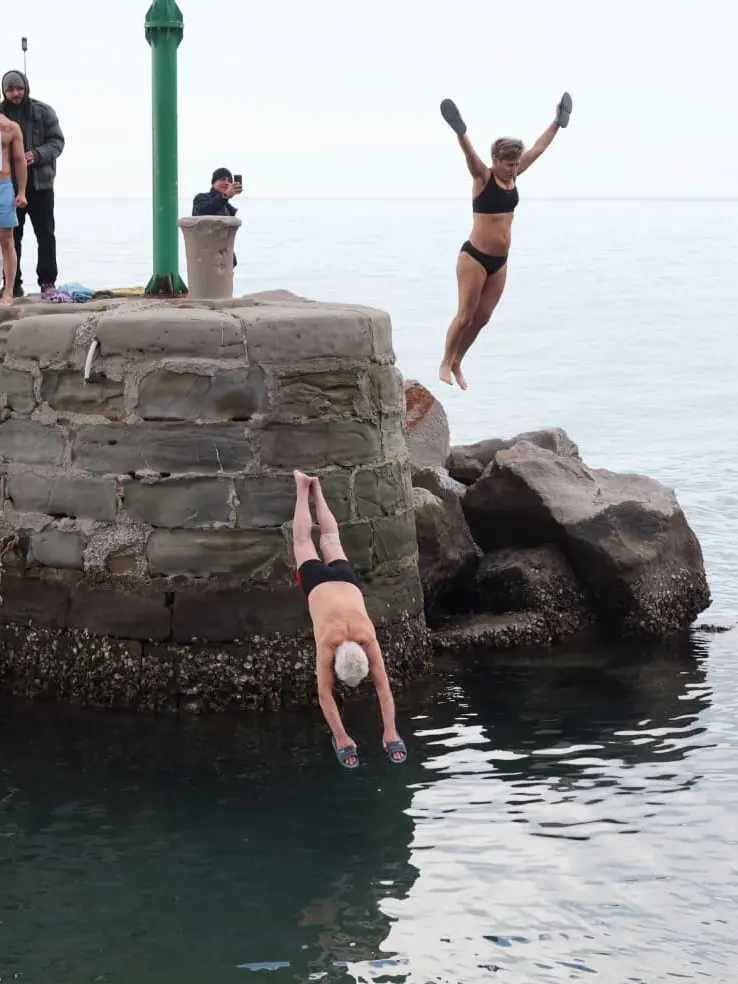 Il tradizionale tuffo di inizio anno (Lasorte)