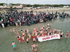 Auguri di buon 2026 dagli ibernisti del Lido di Venezia (ph Marco Contessa)