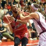 Una fase di Trieste-Trapani con Markel Brown marcato da Jordan Ford (foto Bruni)