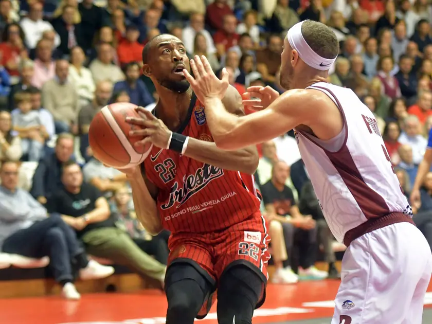 Una fase di Trieste-Trapani con Markel Brown marcato da Jordan Ford (foto Bruni)