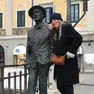Patti Smith insieme alla statua di Joyce a Ponterosso