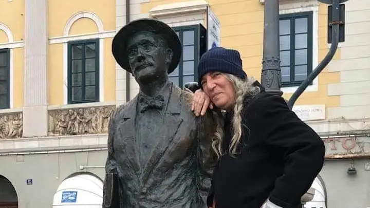 Patti Smith insieme alla statua di Joyce a Ponterosso