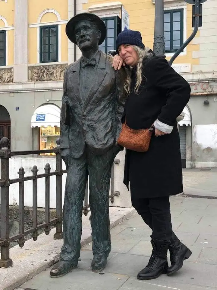 Patti Smith insieme alla statua di Joyce a Ponterosso