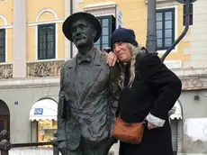 Patti Smith insieme alla statua di Joyce a Ponterosso