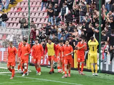 I giocatori della Triestina sotto la Curva Furlan (foto Lasorte)