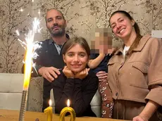 Al centro, Azzurra Breda mentre festeggia il decimo compleanno con papà Mattia e mamma Valentina