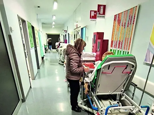 Una paziente in barella nella corsia del Pronto soccorso a Palmanova