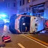 L'ambulanza cappottata in via Carducci (Bruni)