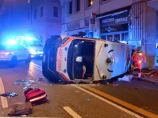 L'ambulanza cappottata in via Carducci (Bruni)