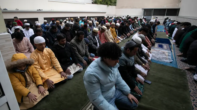 Un passato momento di preghiera al centro culturale islamico Darus Salaam (foto Bonaventura)