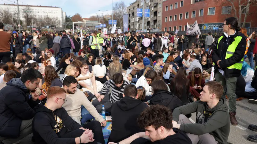 Una delle protesta di piazza degli studenti a belgrado (Ansa epa)