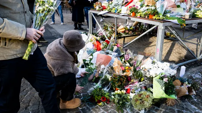 Fiori e candele lasciati fuori dal locale in memoria delle vittime