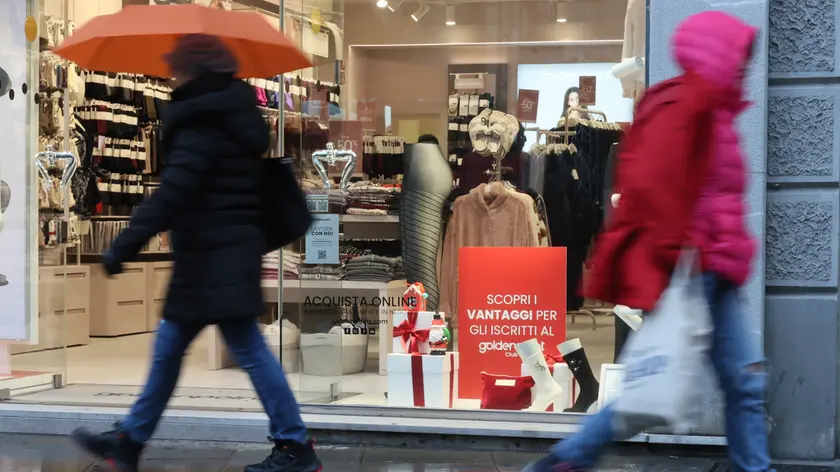 Accanto all’allestimento delle vetrine per i saldi tradizionale prende piede la formula della vendita privata Foto Lasorte