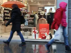 Accanto all’allestimento delle vetrine per i saldi tradizionale prende piede la formula della vendita privata Foto Lasorte