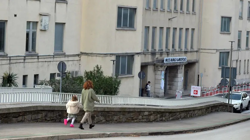 Una mamma entra al Burlo Garofolo in via dell’Istria assieme alla figlia Foto Francesco Bruni
