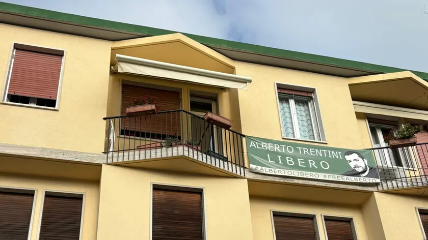 La casa di Alberto Trentini con le finestre abbassate