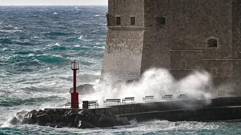 Le onde a Ragusa, in Croazia (foto Slobodna Dalmacija)