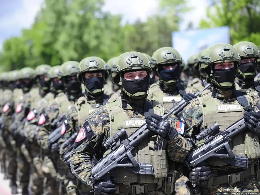 Truppe dell’esercito serbo in parata