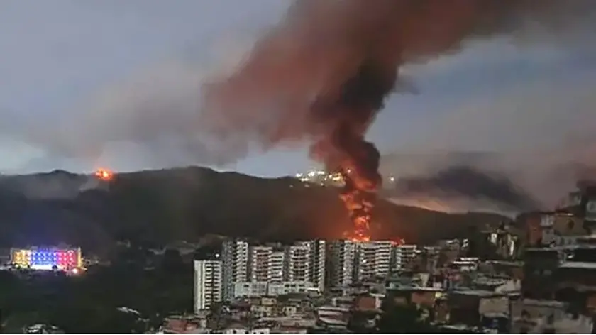 Fuoco a Fuerte Tiuna, a Caracas, la base militare più grande del Venezuela